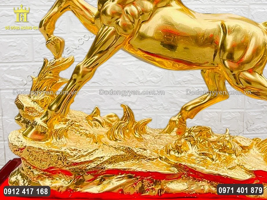 Toàn bộ bề mặt bên ngoài được mạ vàng 24K sang trọng